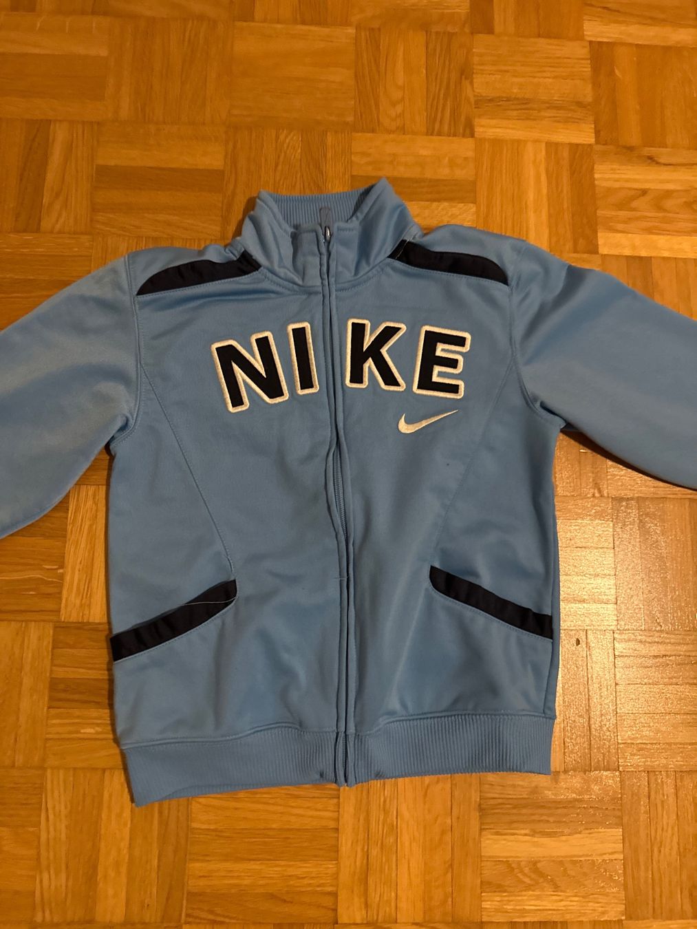Nike Giacche & Cappotti: Kinder Trainingsjacke Grösse 116 – Usato da Zürich venduto da zd_1965 1