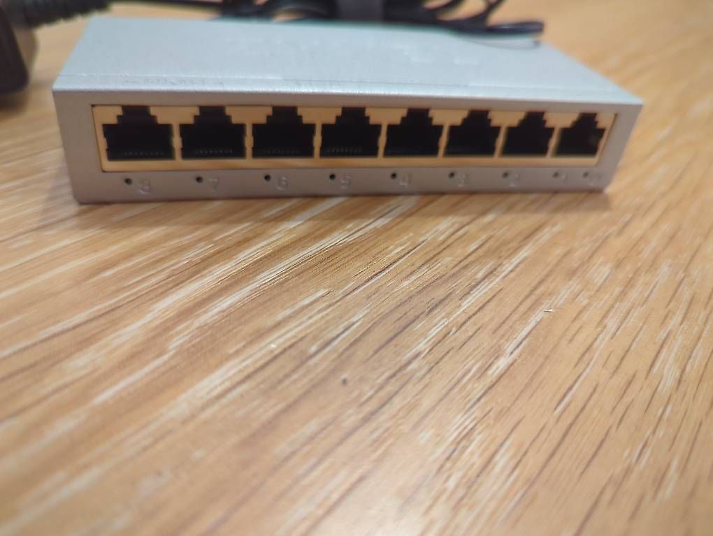 Zyxel Hub & Switch: Zyxel GS-108B 8 port unmanaged switch – Usato da Zürich venduto da Enucatl 1