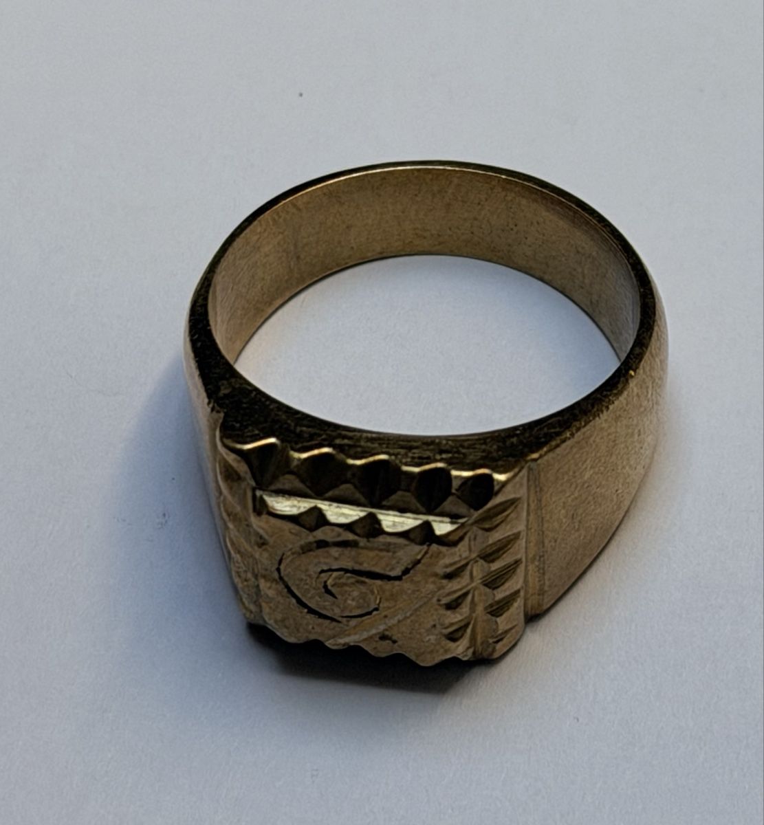 Anelli: Bague chevalire dorée 14.14g vintage – Usato da La Tour-de-Trème venduto da Ahamaya