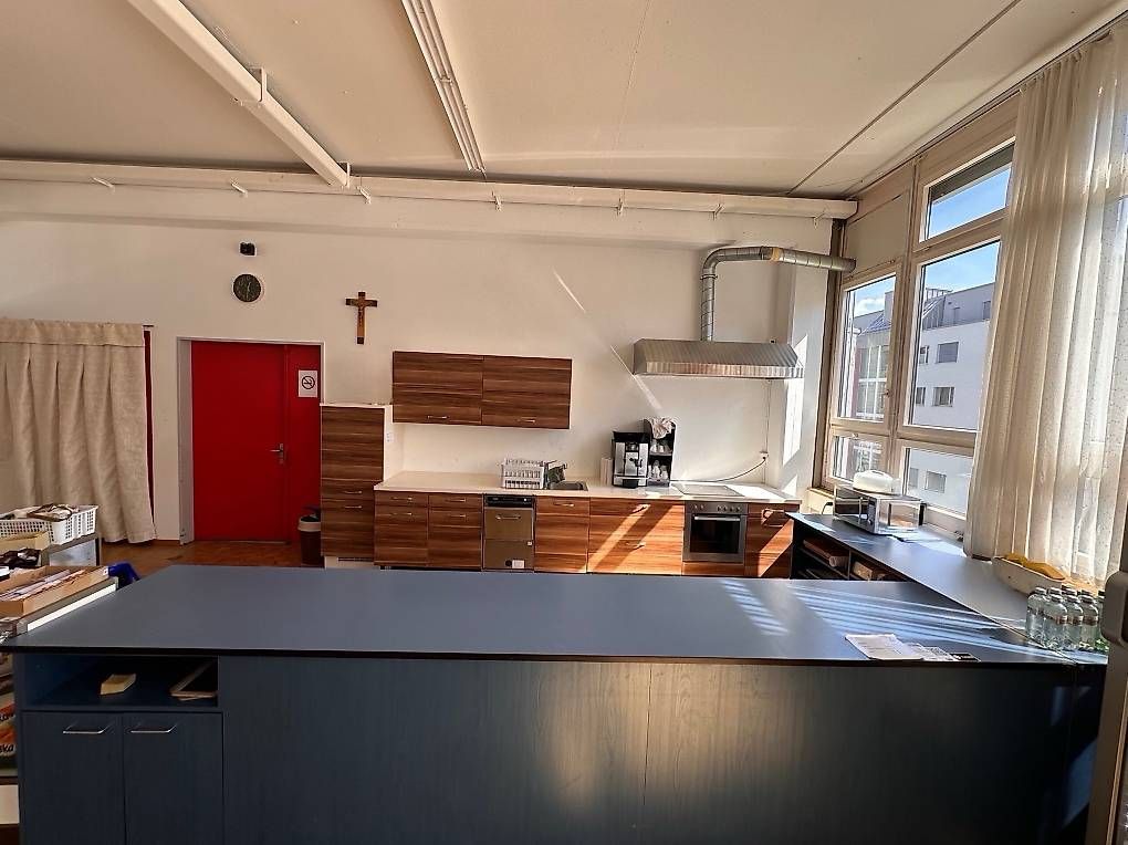 Allestimento di negozi e stand fieristici: Komplette Küche mit Theke  – Usato da Sargans venduto da Ben023 3