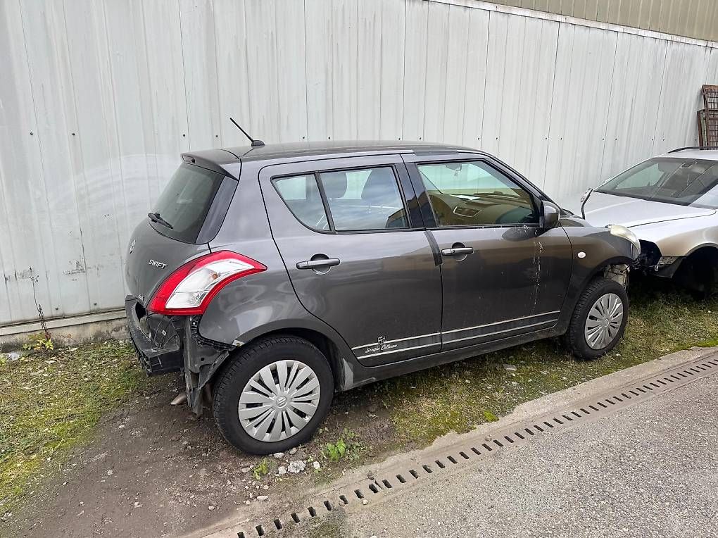 Automobili: Suzuki Swift Ersatzteile  – Usato da Zürich venduto da bro_8f2k 1