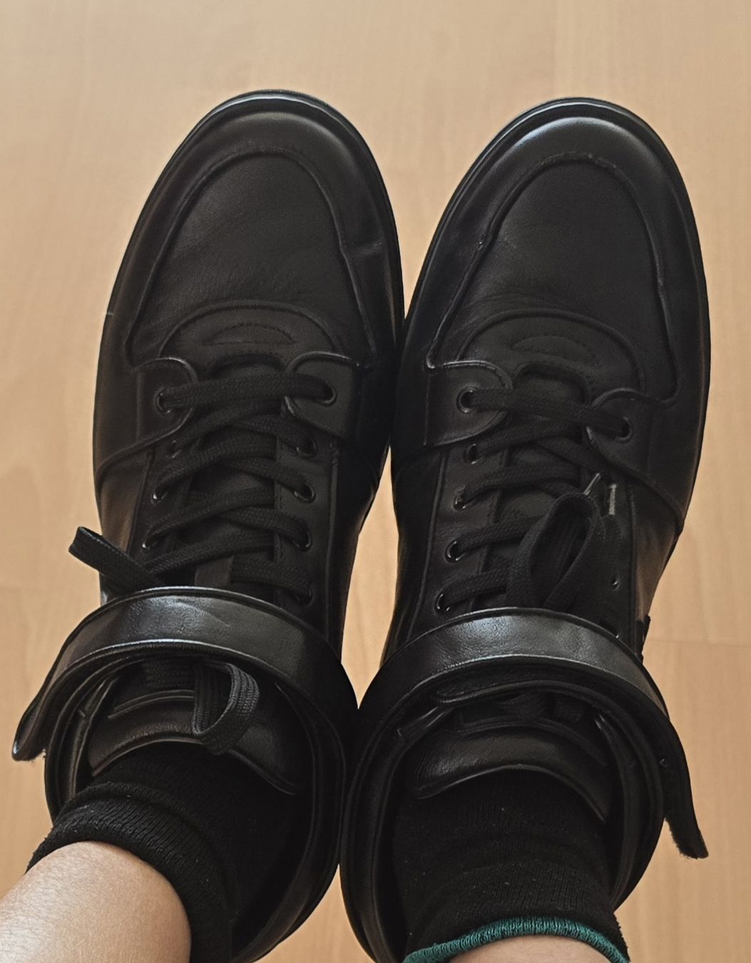 Louis Vuitton Scarpe da uomo: Louis Vuitton Sneaker Hightop Leder schwarz Gr.38 – Usato da Biberist venduto da Giveme 1