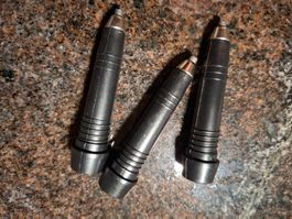 Endstücke mit Metallstift für Wand