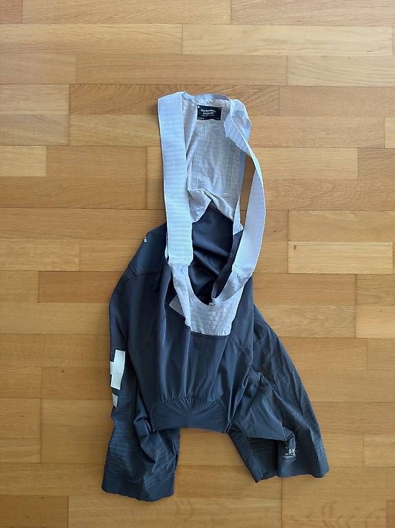 Pas Normal Studios Canottiere & Pantaloni: Pas Normal Studios T.K.O. Kit - Men - Jersey L & Bibs M – Usato da Zürich venduto da mariusgrieder 3