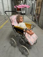 Retro Puppenwagen mit Sonnenschirm