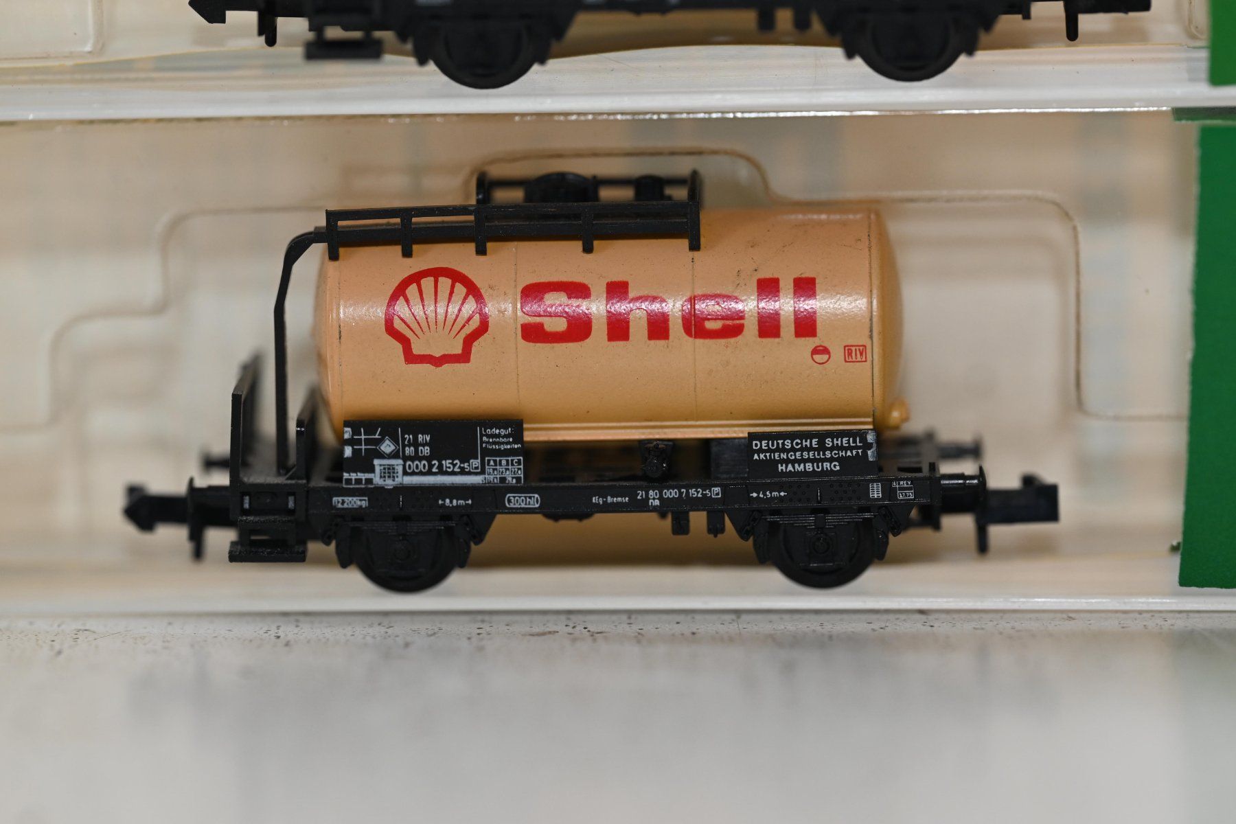Trix Modelleisenbahnen: Minitrix Wagen  Esso Shell Spur N mit OVP – Gebraucht aus Laupen ZH von Zmoewe 1