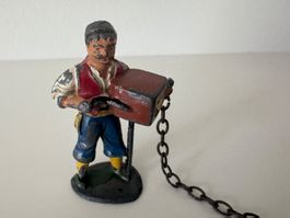 Seltene Doll (Gussfigur) Pirat mit Kiste, Höhe ca. 5.5 cm