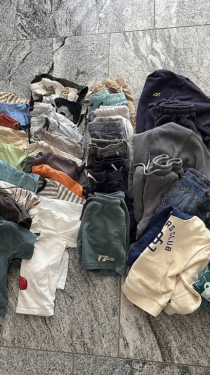 Lotti & Set di vestiti: Sommerkleiderpaket für Jungen, Grösse 104  CHF 45 – Usato da Oberkirch LU venduto da bes_9s8p 1