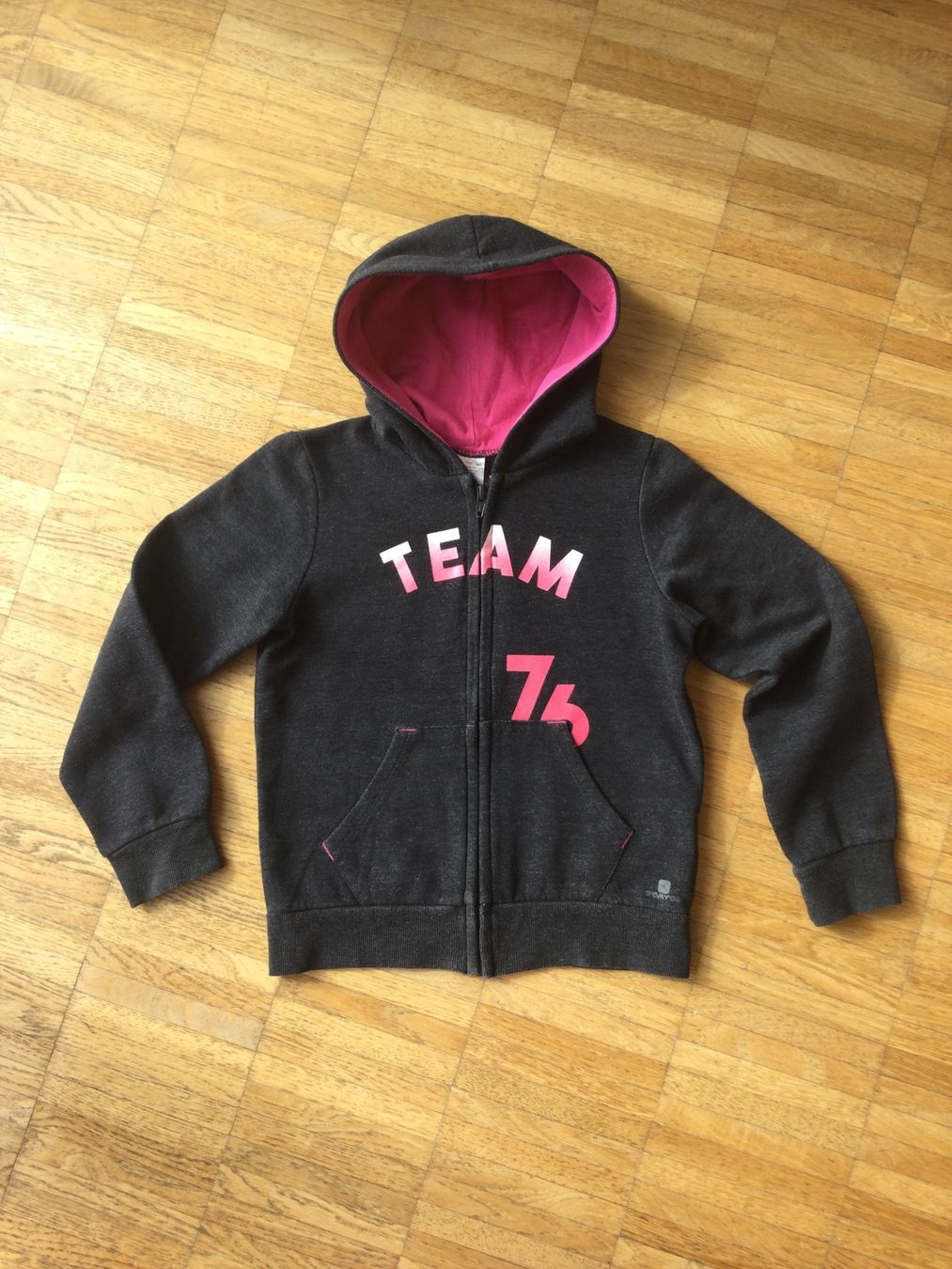Decathlon Pullover & Sweatshirts: Mädchen Hoodie Pulli Grau, Gr 128 – Gebraucht aus Zürich von ShadowVorlon