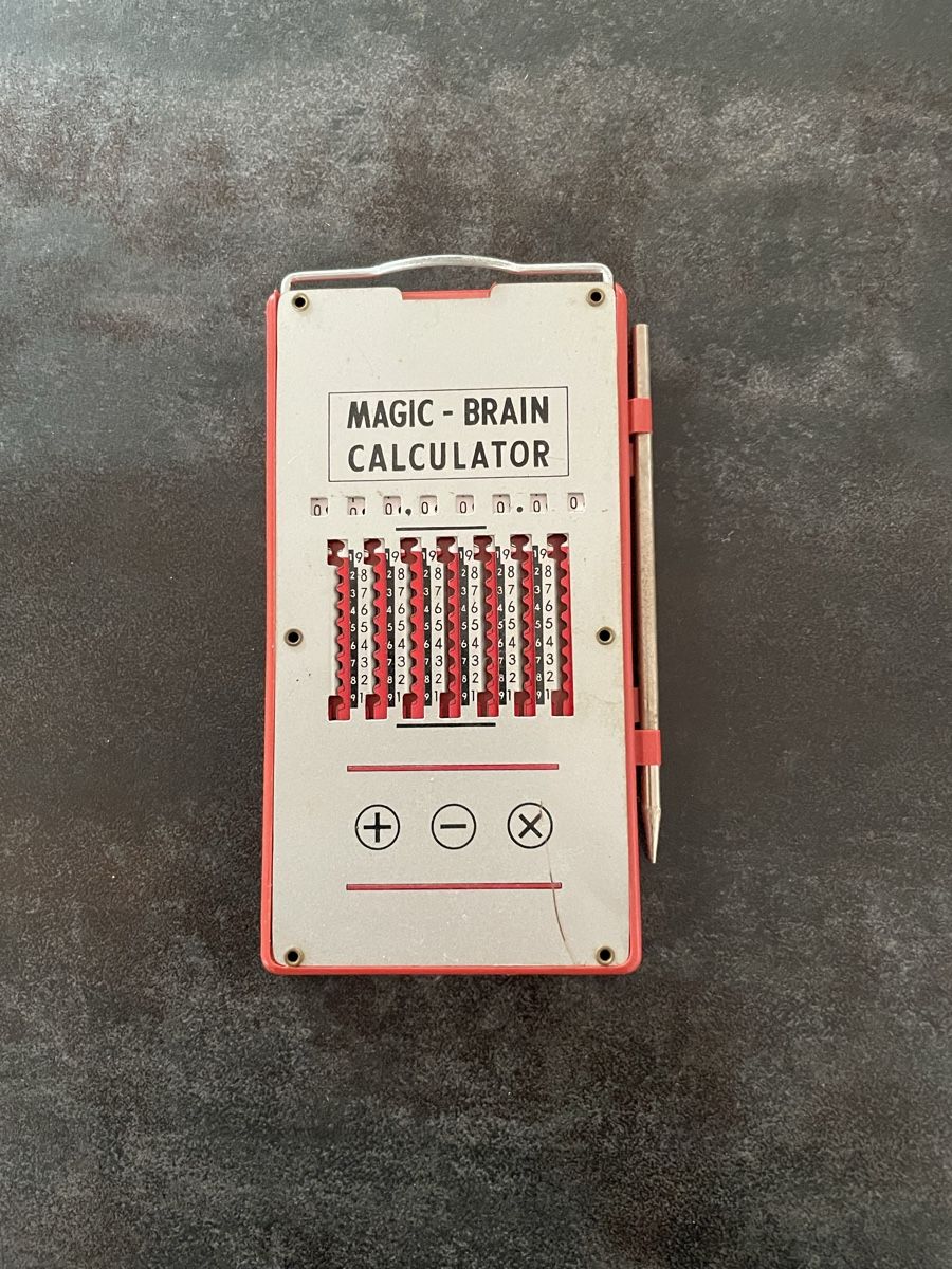 Calcolatrici tascabili: Calculatrice Mécanique Magic Brain Calculator – Usato da Vallamand venduto da Bricbracbroc82