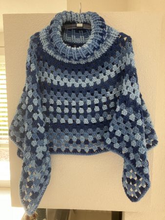 Poncho/Ueberwurf für kühlere Tage  mit Rollkragen