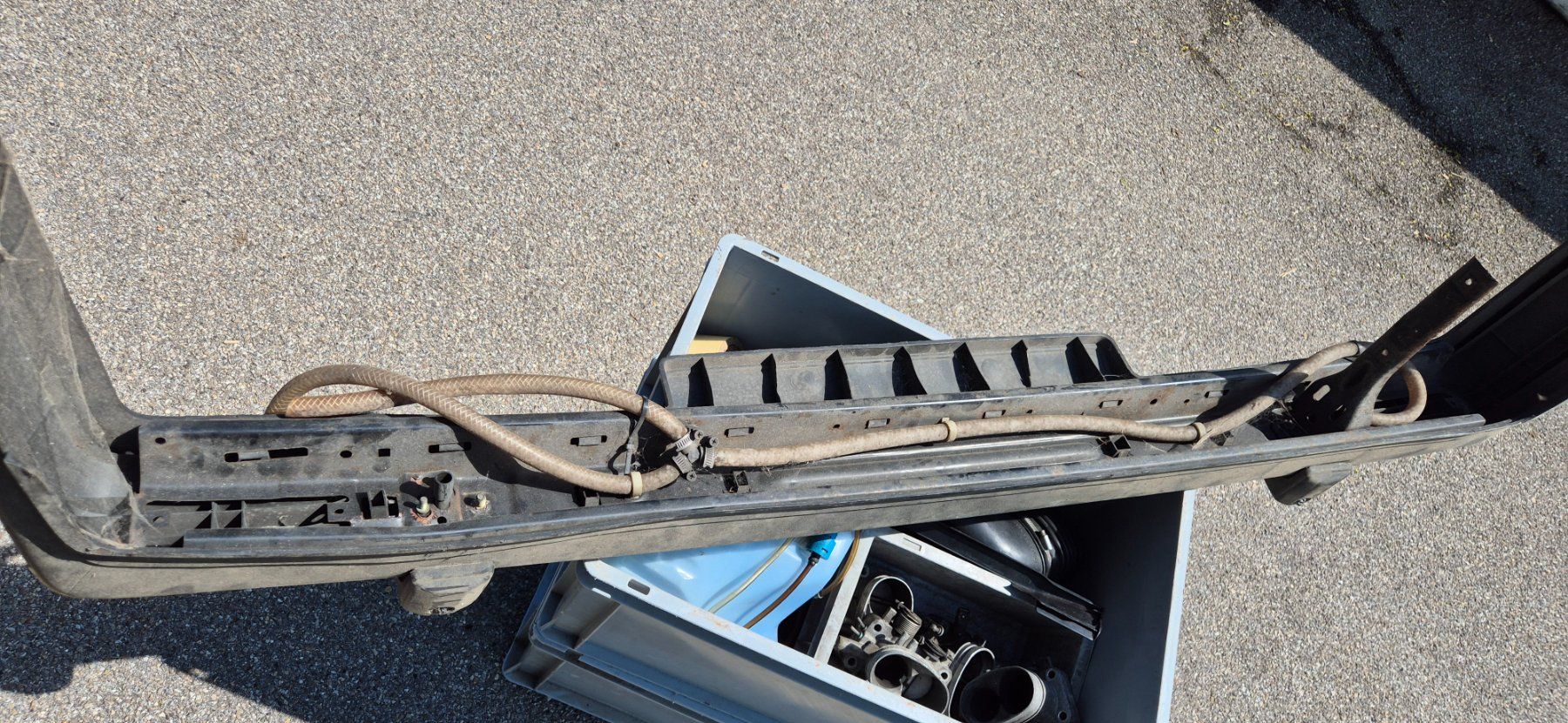 Volkswagen Alle Autoersatzteile: Jetta 1 Stossstange mit Spritzdüsen vorne – Gebraucht aus Riggisberg von Mahali04 2