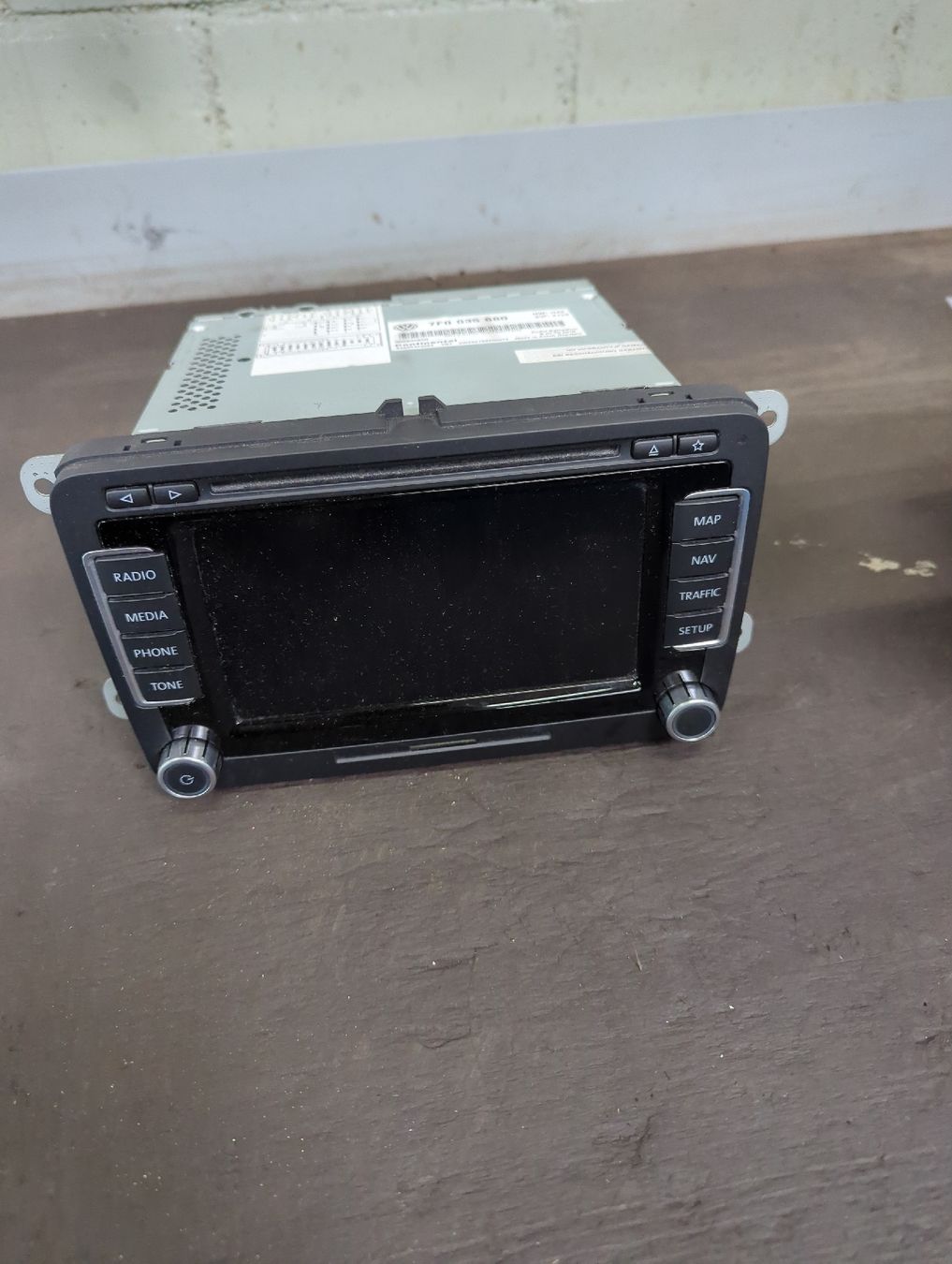 VW Toutes les pièces auto: T5 Original Radio mit DAB Transmitter – D'occasion à Igis par sch_69f2