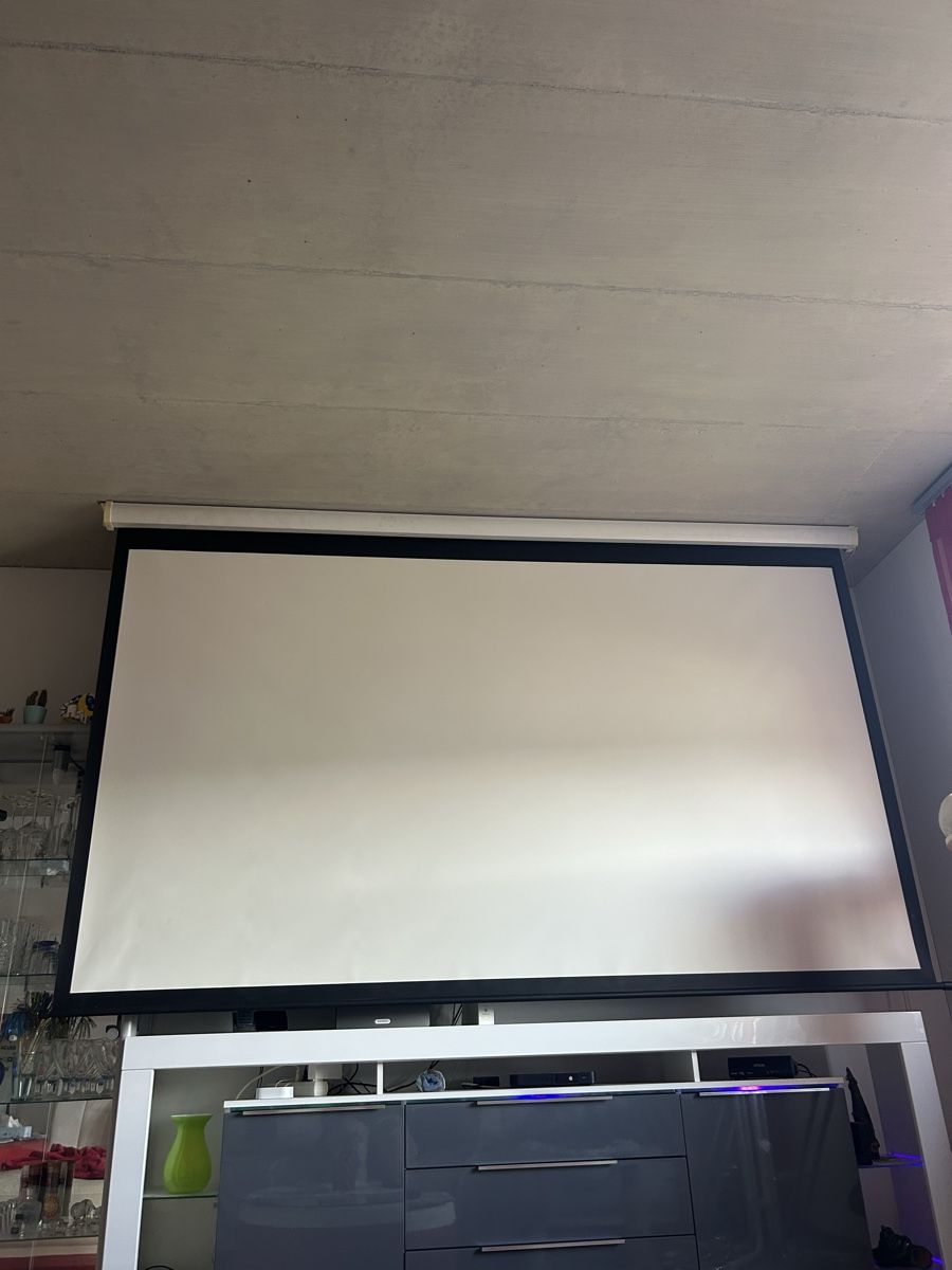 Home Cinema: Leinwand mit Fernbedienung  – Usato da Wolfhausen venduto da eil_jc5j