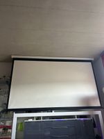 Leinwand mit Fernbedienung 
