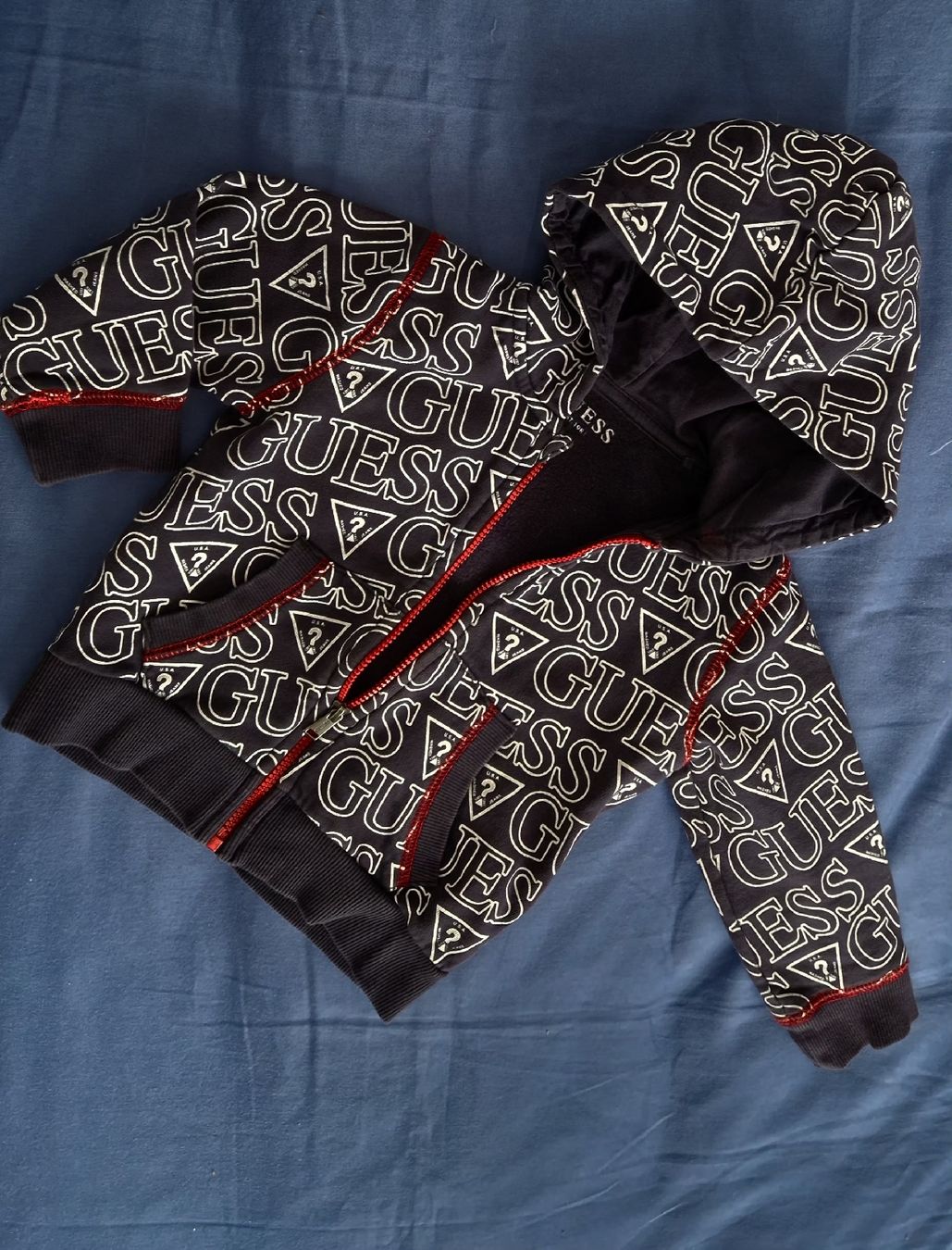 Guess Giacche & Cappotti: Felpa Guess bambino/a con cappuccio – Usato da Agno venduto da nev_sd7n