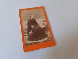 SCHWIIZER FRAU DAZUMAL - WüRDIGI ALTI DAME mit SUNNESCHIRM