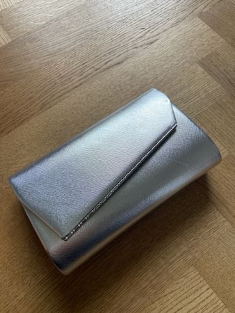 Silberne Abendtasche mit Kette, ideal für Partys