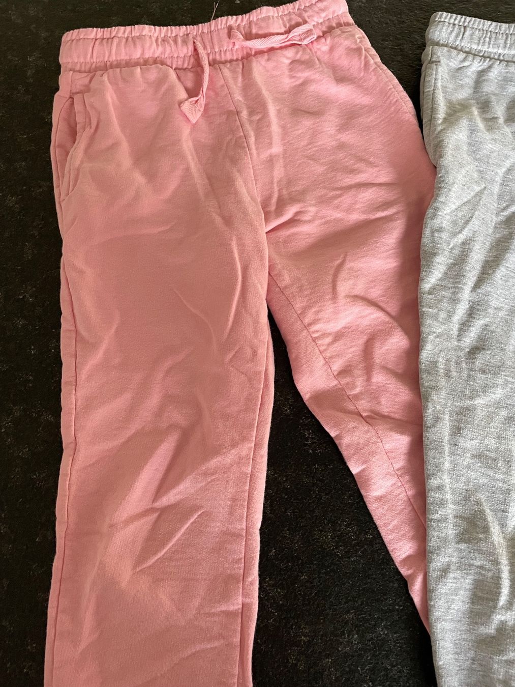 Kleiderpakete & -sets: 2 Trainerhosen Gr.122 – Gebraucht aus Sarnen von Pinoccio6 1