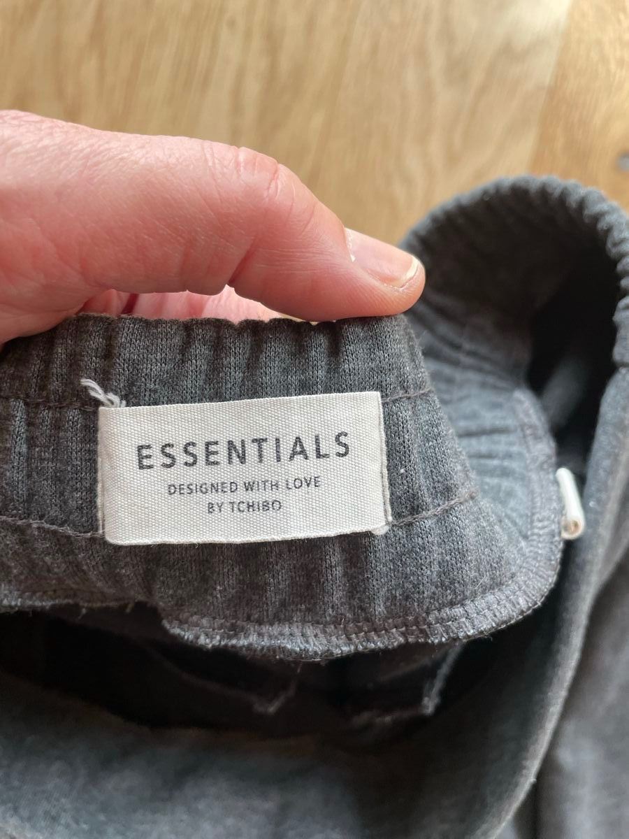 Pantaloni: Graue Joggpant, Grösse 40/42 – Usato da Oberwil BL venduto da another-day-of-sun 2
