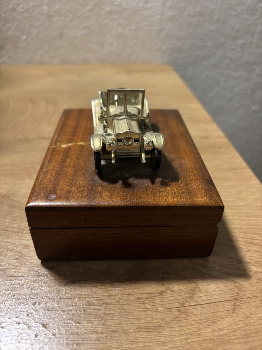 Voitures modèles: Antike Holzbox mit Oldtimer Metallfigur – D'occasion à Orpund par BlackEagel80 2