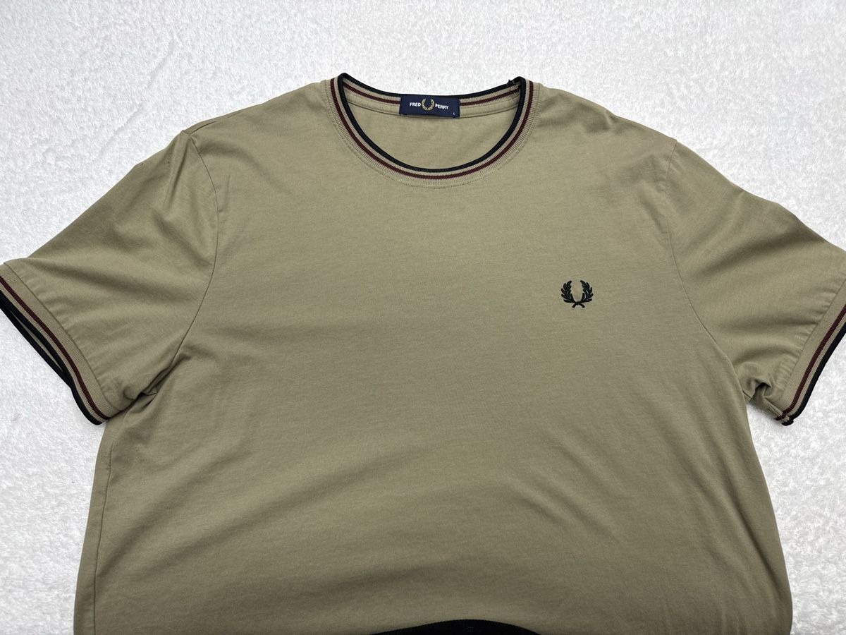 Fred Perry T-shirt: T-shirt Fred Perry  taille L défaut manche  – Difettoso da Chenens venduto da anasantos90