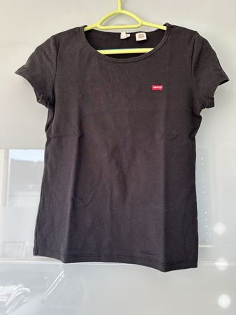 Levi's T-shirt noir, taille M, parfait pour l'été!