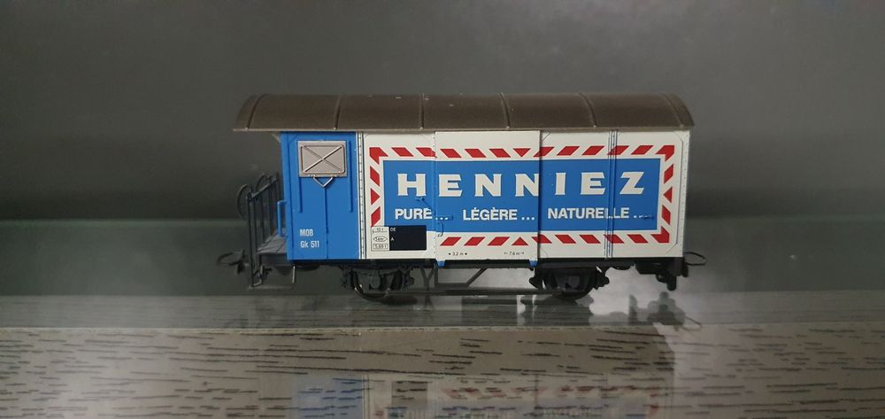 Bemo 2274 321 H0e Gesloten goederenwagen 'Henniez' van de MOB