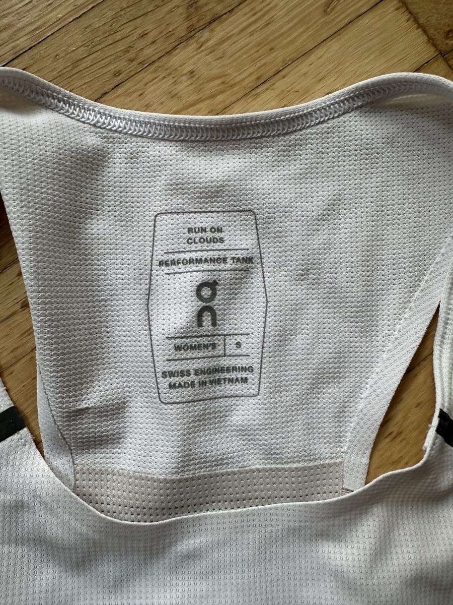 Top: ON tank top white – Usato da Zug venduto da abe_6llp 4