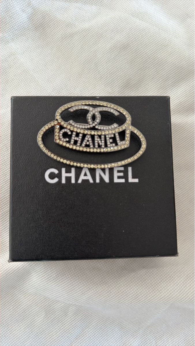 Chanel Spille & Fermagli: Authentic Chanel Brooch - Statement Piece! – Usato da Geneve venduto da esp_8rbh