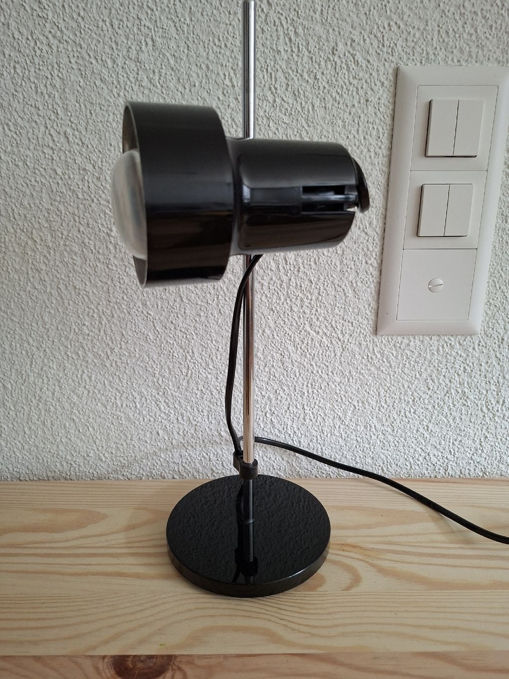 Lampade: vintage schwarze Lampe aus Kunststoff – Usato da Basel venduto da Lovintage 1