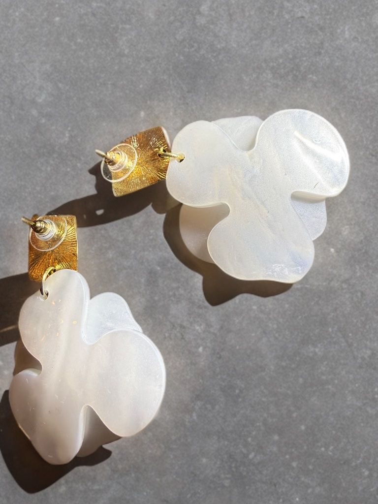 Ohrringe & -stecker: Boucles d’oreilles Fleur Nacrée – Neu und originalverpackt aus St-Maurice von Sandrinette123 3
