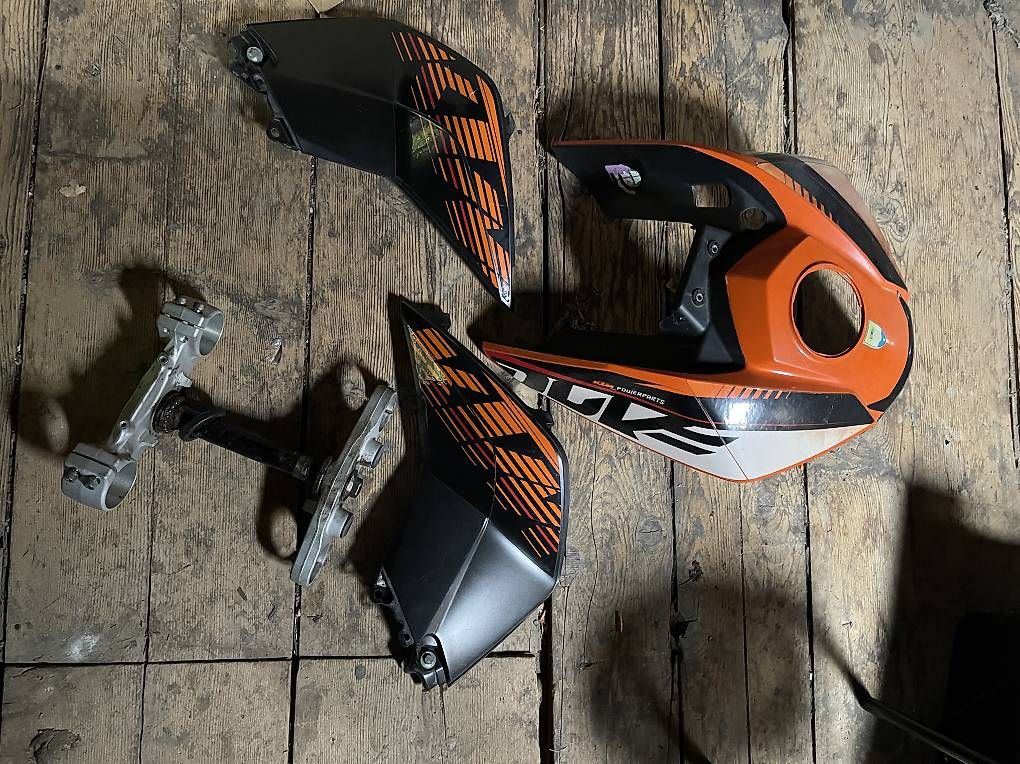 Tutti i ricambio per moto: Carénage + T de fourche KTM Duke 200  – Usato da Montana venduto da sfs_qy6d 2