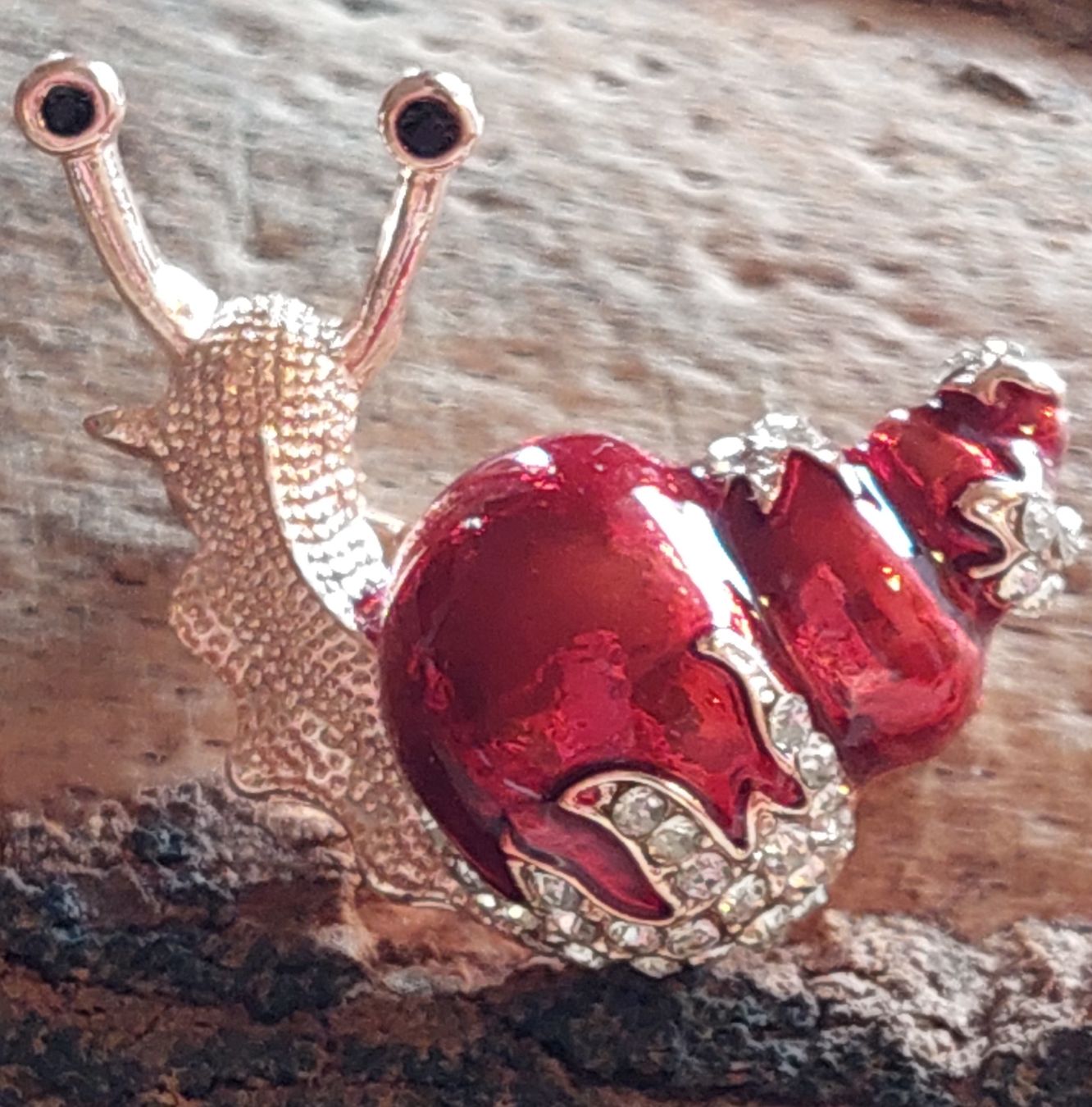 Spille & Fermagli: Tolle Brosche mit Schneck - rot mit Strass – Nuovo (secondo la descrizione) da Oberwil BL venduto da Kukkaniitty 2