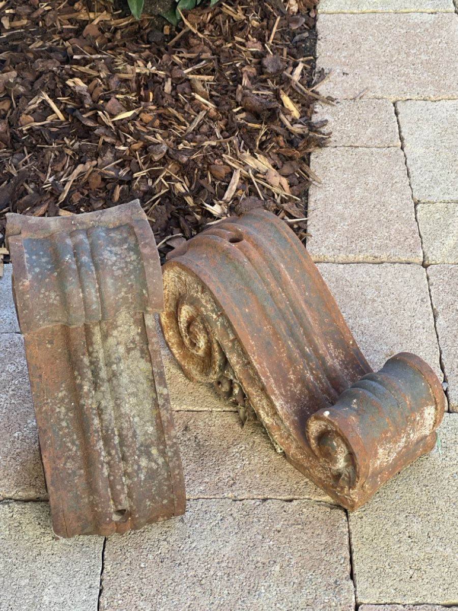 Sculture & Statue: 2 antike Bauelement Gusseisen – Usato da Villnachern venduto da socondlife