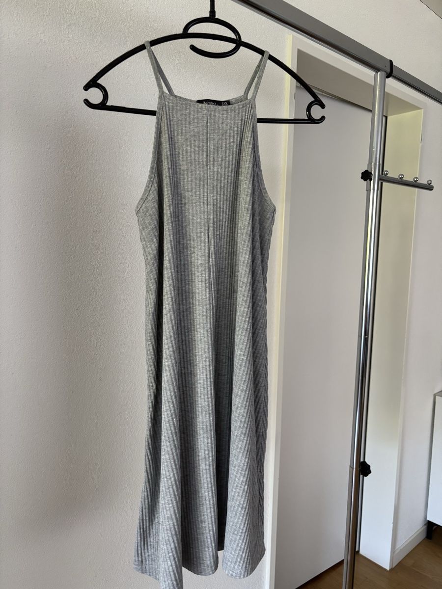 Bershka Vestiti: Sommerkleid grau – Nuovo (secondo la descrizione) da Kaltbrunn venduto da celiabernet