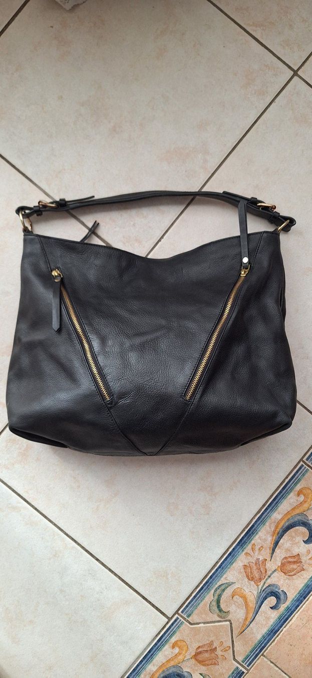Borse da donna: Sac en cuir noir – Usato da St-Triphon venduto da Jldr0 2