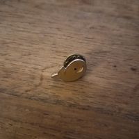 Pin émaillé vintage Poisson / Baleine doré  