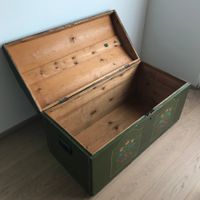 Antike bemalte Holztruhe, Vintage Schatztruhe