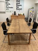 Massiver Eichentisch mit 4 schwarzen Kunstlederstühlen