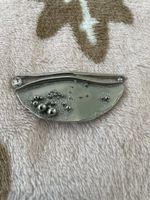 Elegante Brosche in Silber-Optik mit geschl. Stein neuwertig