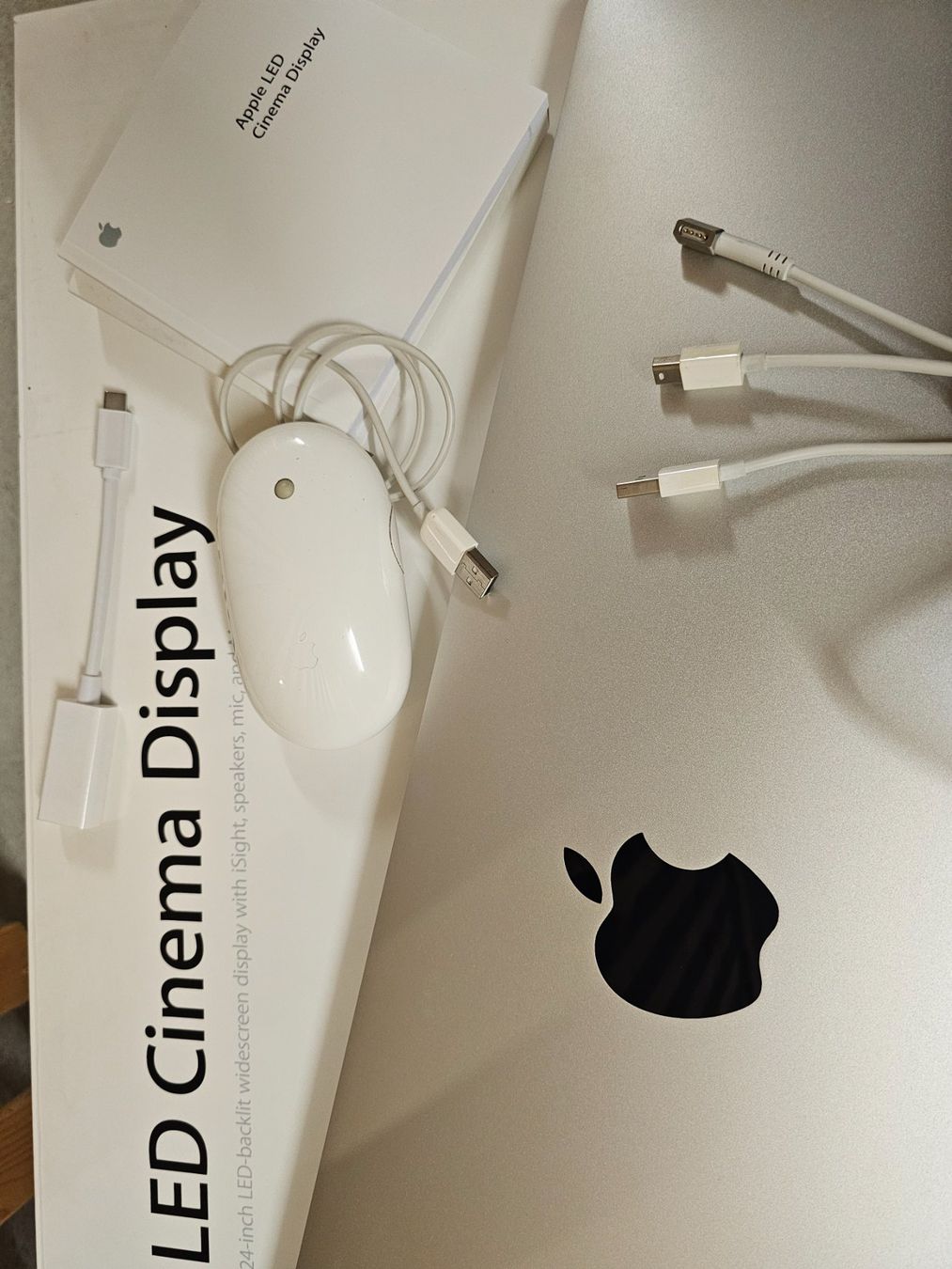 Apple Monitor: Apple Cinema Display + USB-C Adapter + Apple Maus – Nuovo (secondo la descrizione) da Wettingen venduto da dia_hv56 6