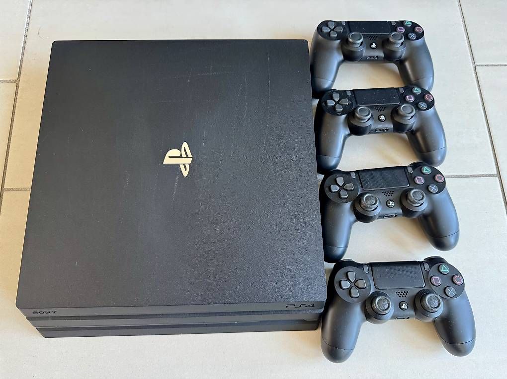 Consoles: Playstation 4 Pro inkl. 4 Controller – D'occasion à Zürich par z00bs