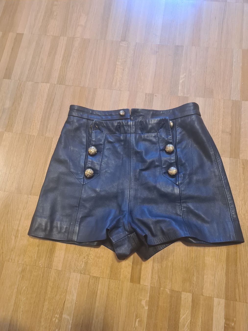 Pantaloni: Ledershorts Red Valentino Gr IT 40 – Usato da Kloten venduto da Kri23 3