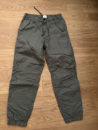 Bequeme Cargohose olivgrün, Grösse M, perfekt für den Herbst