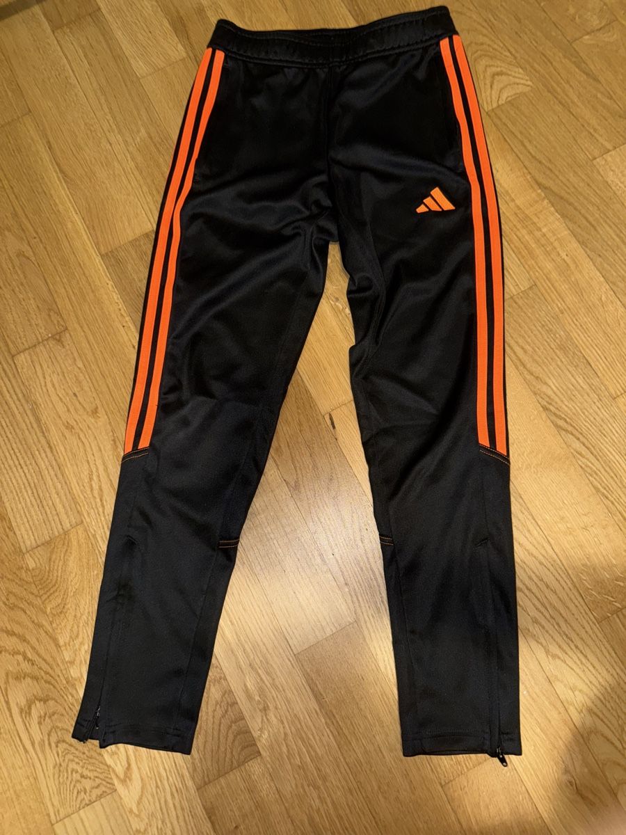 Adidas Lotti & Set di vestiti: Adidas-Trainingsanzug, Größe 152 – Usato da Aarburg venduto da Da-Lila 5
