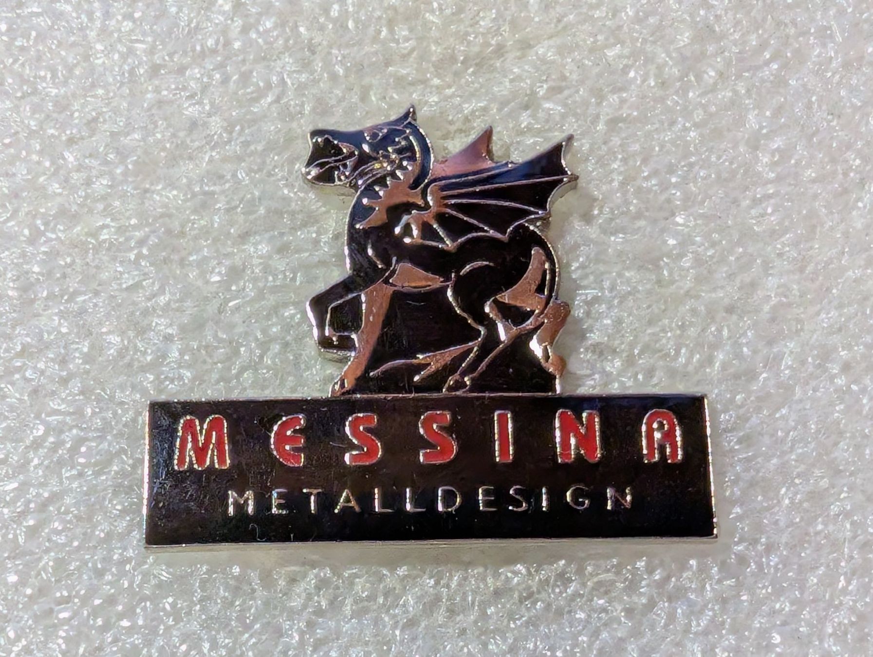Plaketten & Abzeichen: Ansteckpin 108: Messina Metalldesign – Gebraucht aus Oppligen von Pin-Fall-Shop