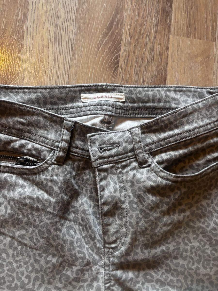 Esprit Pantaloni: Esprit Hose Leo-Print Grösse 34  – Nuovo (secondo la descrizione) da Steffisburg venduto da TelmaG