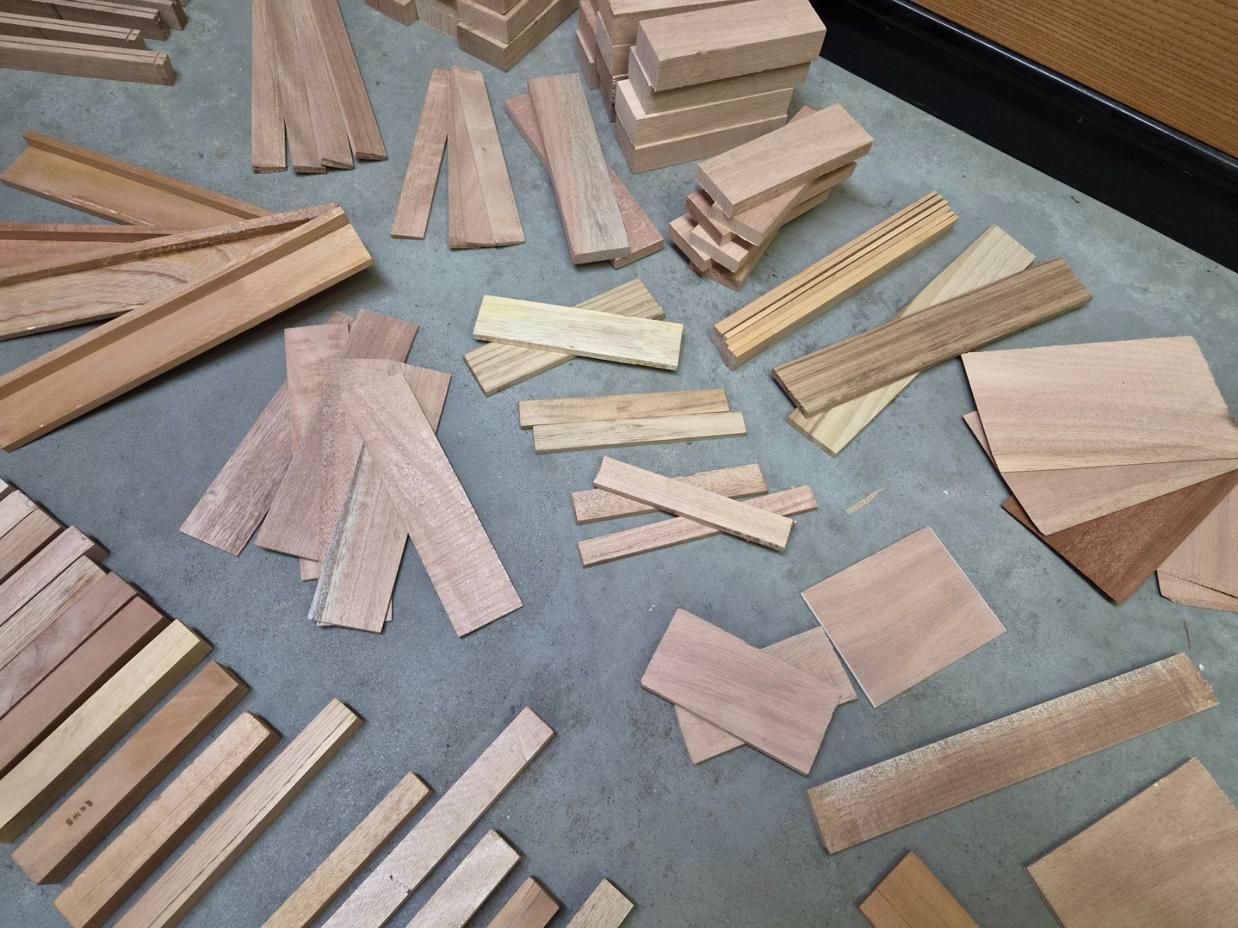 Articoli in legno: Zedern Holz Klötze / Holzreste – Usato da Wetzikon ZH venduto da Tothart 2