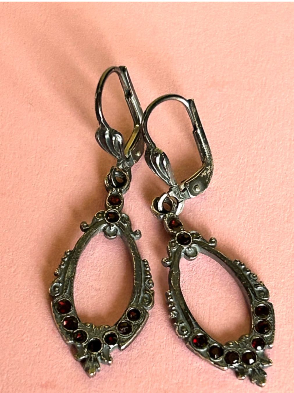 Boucles d'oreille: Silberohrringe mit dunkelroten Steinli – D'occasion à Dittingen par Bellevista 4